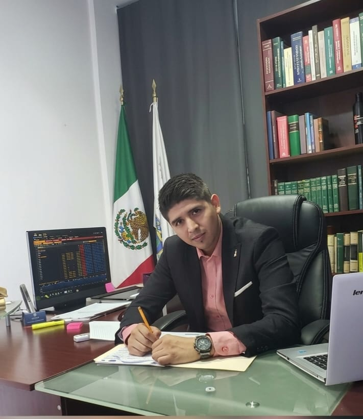 Guillermo Razón Viramontes en su oficina